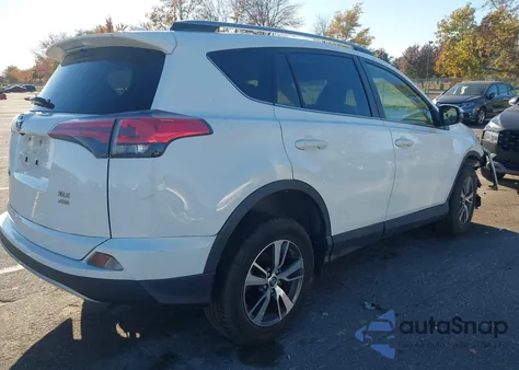2018 Toyota Rav4 Xle z USA, uszkodzony, nr VIN JTMRFREV0JJ211239